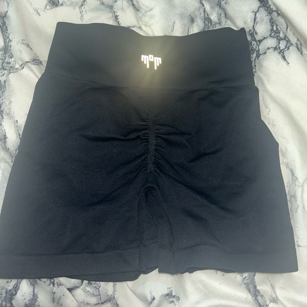 black mom scrunch gym shorts size medium